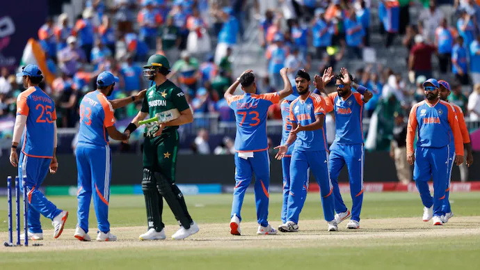 India Holds On for Thrilling 6-Run Win Over Pakistan